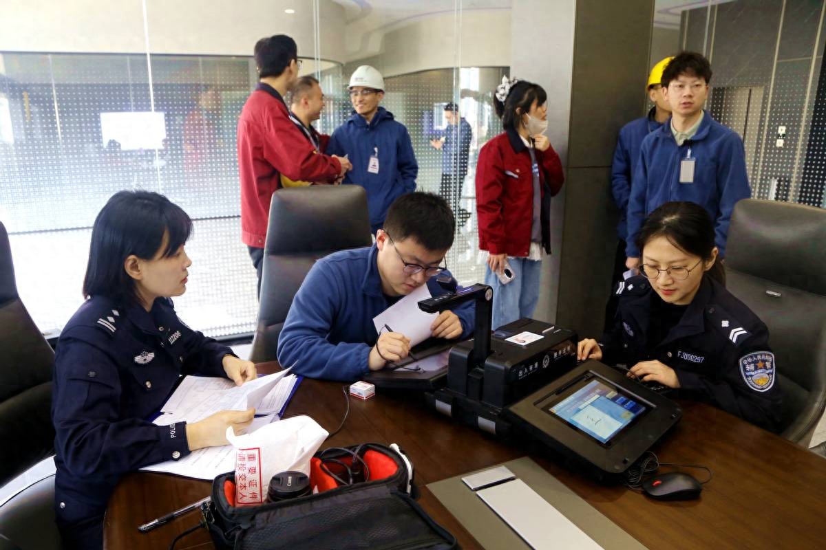 居住证上门办理服务_黄岛企业网站优化_黄岛公安一窗通办进企业